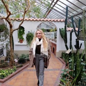 Meet your Posher, Eleana